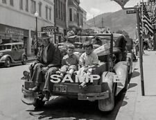 1942 YREKA CALIFORNIA Family Journey in Town STREET SCENE PHOTO (139-R ) picture