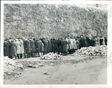1939 Helsinki Finland People Use Large Wall Defense From Air Raids Press Photo picture