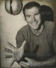 1969 Press Photo Football- Oakland's Daryle Lamonica flexes skilled fingers. picture