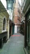 PHOTO  CASTLE COURT CITY OF LONDON PART OF A WARREN OF LITTLE ALLEYS BETWEEN LOM picture