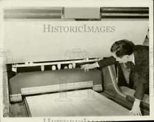 1941 Press Photo Inventor D.W. Davis and his automatic pin setter in Minneapolis picture
