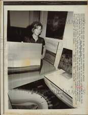 1972 Press Photo Edith Irving displays her paintings in her New York apartment. picture