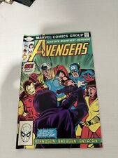 Avengers #218 Great condition Fast shipping picture