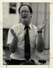 1986 Press Photo Shelton Berg, jazz instructor, claps hands with eyes closed. picture