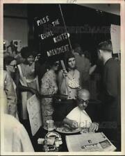 1970 Press Photo Women protesting for 