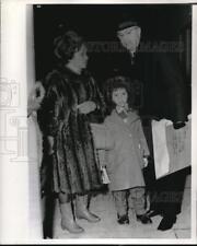 1966 Press Photo Leonid Finklestein, Julia and son Dmitria at London Airport picture