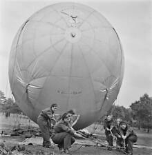 Womens Royal Air Force RAF Balloon Command use ropes tether the- 1941 Old Photo picture
