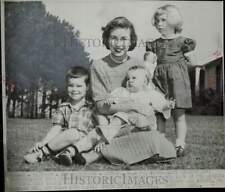 1952 Press Photo Mrs. John Eisenhower with her children at Augusta golf course picture