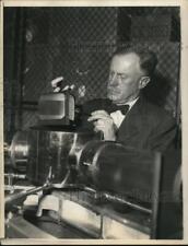 1933 Press Photo Dr W E Forsythe, Nela Park Ohio holding one of the Quartz picture