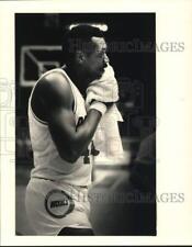 1984 Press Photo Houston Rockets Basketball Player Elvin Hayes Towels Off picture