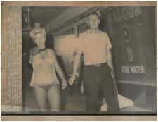 1967 Press Photo Dancer Norma Jean O'Neal escorted by Deputy in Ft. Walton Beach picture