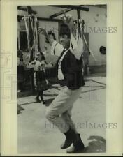 1986 Press Photo Anthony Quinn, actor, dancing - nop68399 picture