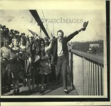 1973 Press Photo American entertainer Danny Kaye at new Bosphorus Bridge, Turkey picture