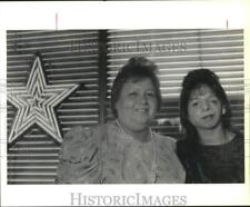 1989 Press Photo Immigrants Wait to Become Citizens in San Antonio, Texas picture