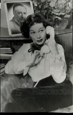 1960 Press Photo Actress Abigail Adams - hpp11396 picture