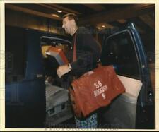 1994 Press Photo Houston Rockets' Matt Bullard packs his bag. - hps02720 picture