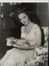 1950 Press Photo Actress Susan Hayward Open Christmas Gift - kfx09125 picture