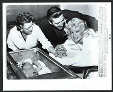 JAYNE MANSFIELD AND BABY VINTAGE 1958 ORIGINAL PRESS PHOTO picture