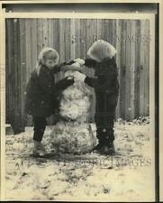 1965 Press Photo Janis and Mary Kaufman build snowman at Richardson, Texas picture