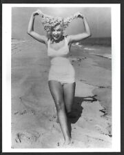 MARILYN MONROE ACTRESS AT THE BEACH SEXY LEGS VINTAGE ORIGINAL PHOTO picture