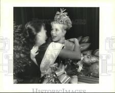 1985 Press Photo Louisiana Oyster Queen Danielle Favors hugs Catherine Cole. picture