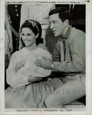 1964 Press Photo Andy Williams shown with wife Claudine and daughter, Noelle. picture