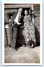  1940s Fancy Couple Huge Smiles Floral Dress Suit & Tie Leaning House VTG Photo picture