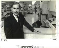 1989 Press Photo Tom Rockers, CEO, Santa Rosa Health Care Corporation, Texas picture
