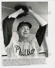 1964 Press Photo Jim Bunning gives victory gesture in New York. - lry00420 picture