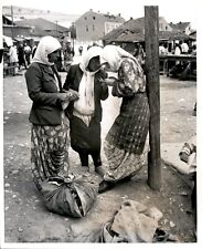 LD276 1954 Orig United Press Photo MOSLEM WOMEN @ VILLAGE MARKET PEC YUGOSLAVIA picture