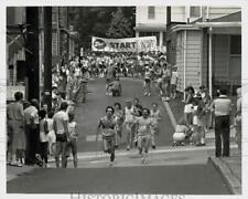 1984 Press Photo Runners and Onlookers at Trot and Brew Race in Steelton picture