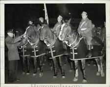 1943 Press Photo Gen. Robert M. Danford reviews mounted patrol corps, New York picture