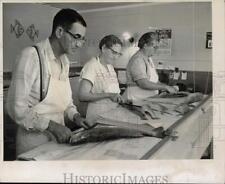 1960 Press Photo Owner George Theall works with employees at Airline Fish Market picture