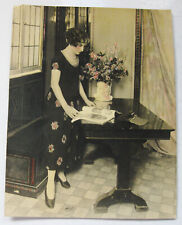 VINTAGE PHOTO NICE STUDY OF BEAUTIFUL YOUNG FLAPPER TINTED PINK FLOWERS & DRESS picture