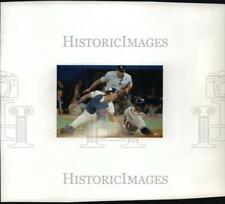 1992 Press Photo Toronto Blue Jays' Pat Borders tags Braves' Mark Lemke out picture