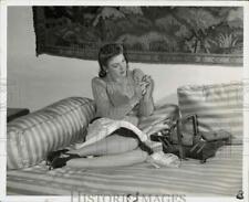 1941 Press Photo Actress Elissa Landi sewing - kfx04339 picture