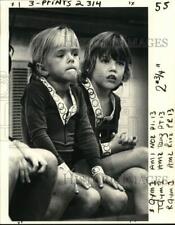1981 Press Photo Robin Thurmond sits with fellow young gymnast - noc93667 picture