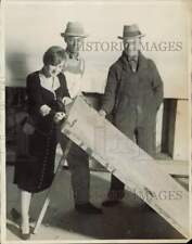 1927 Press Photo Broadway dancer Queenie Smith planing last Roxy Theatre board picture