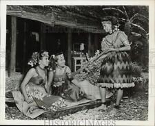 1963 Press Photo Polynesian girls in native dress attend ceremony in Samoa. picture