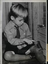 1937 Press Photo Bird as mascot of the kindergarten class of Duluth Minn School picture