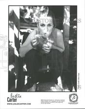 2001 Press Photo Leslie Carter Blowing Bubbles Promo - RRV33985 picture