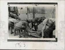 1940 Press Photo WWII France, military men evacuate the aged, sick and wounded picture