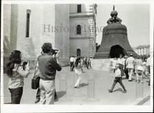 1972 Press Photo Tourists photograph Tsar bell at Kremlin at Moscow, Russia picture