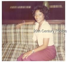 FOUND COLOR PHOTO R_1470 PRETTY BLACK WOMAN SITTING ON COUCH picture
