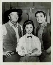 1959 Press Photo Betty Lou Keim poses with Henry Fonda and other actor. picture