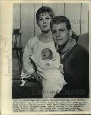 1963 Press Photo Ryan O'Neal and wife Joanna, with new baby Griffin Patrick. picture