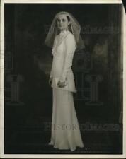 1934 Press Photo Mrs Leonard Horn former Guenevere Flory in her wedding gown picture