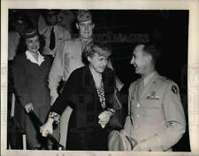 1945 Press Photo Mrs Wainwright accompanied by Brig Gen RN Young & Capt John picture