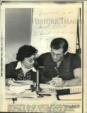 1973 Press Photo Barbara Mikulski and Alex Seith check DNC notes in Gaithersburg picture