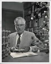 1959 Press Photo Kodak researcher Dr. Maurice Huggins - nei20504 picture